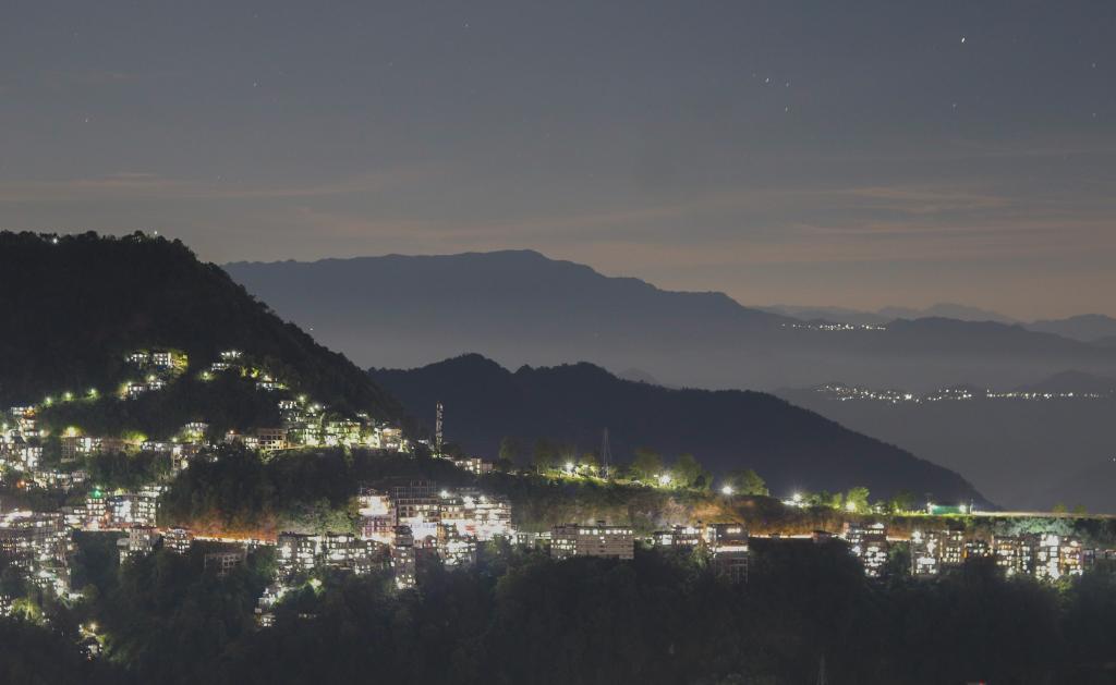 mizoraminsta's tweet photo. Bawngkawn - Thuampui | Aizawl
.
.
Pic credit 📷 @francis_l_sailo
.
.
.
#bawngkawn #thuampui #redrose #aizawl #nightscene #mizoram #mizoraminsta #northeastindia https://t.co/SSZIZh0BAF