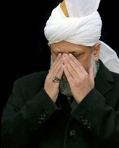 Moon_Rafiq_90's tweet photo. #VoicesforPeace “Rather than learning from the horrors of the past; the world is once again engulfed by warfare and conflict” - (Caliph of Messiah) https://t.co/4Fc5POq1IR