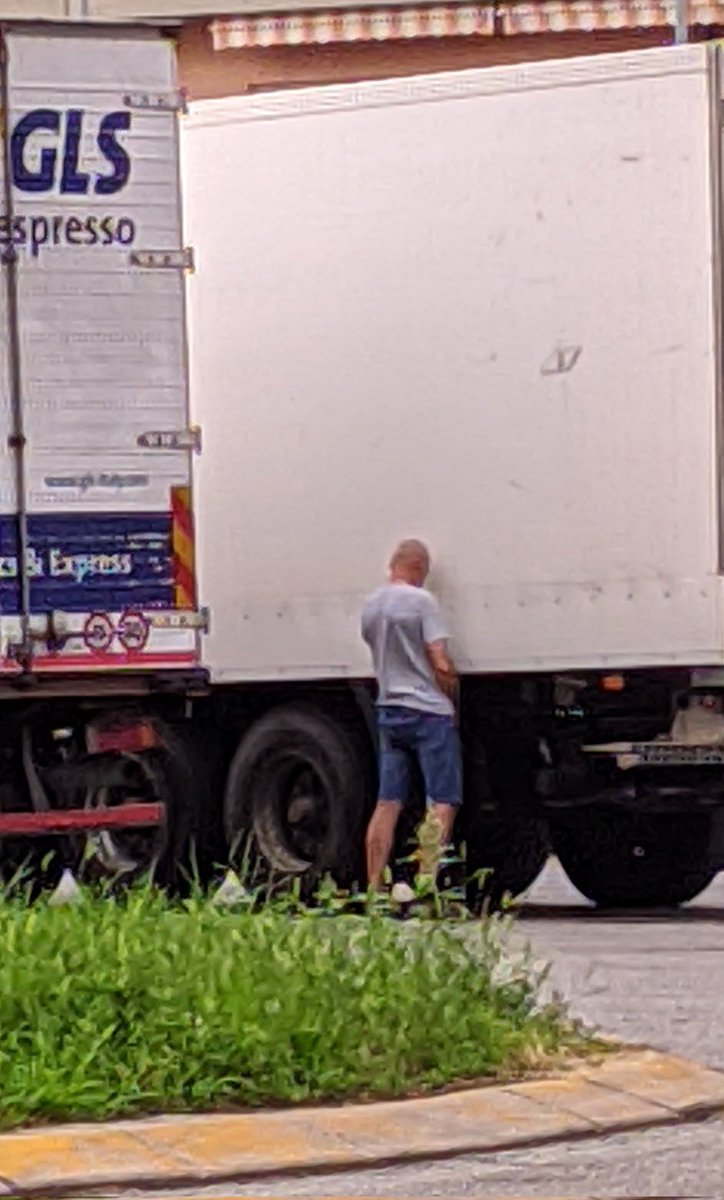 JohnBosley78's tweet photo. Don't hold it back

#truckers #truckerlife #truckerrest #restingarea #truckerrealness #dadbod  #pissingtrucker #sexontheroad #cruising #outdoorcruising #camionisti #camioneros #camionerosgorditos #dickpic https://t.co/KHxnnB5WrY