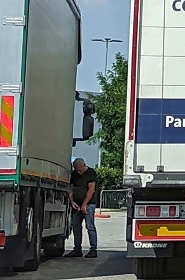 JohnBosley78's tweet photo. Don't hold it back

#truckers #truckerlife #truckerrest #restingarea #truckerrealness #dadbod  #pissingtrucker #sexontheroad #cruising #outdoorcruising #camionisti #camioneros #camionerosgorditos #dickpic https://t.co/KHxnnB5WrY
