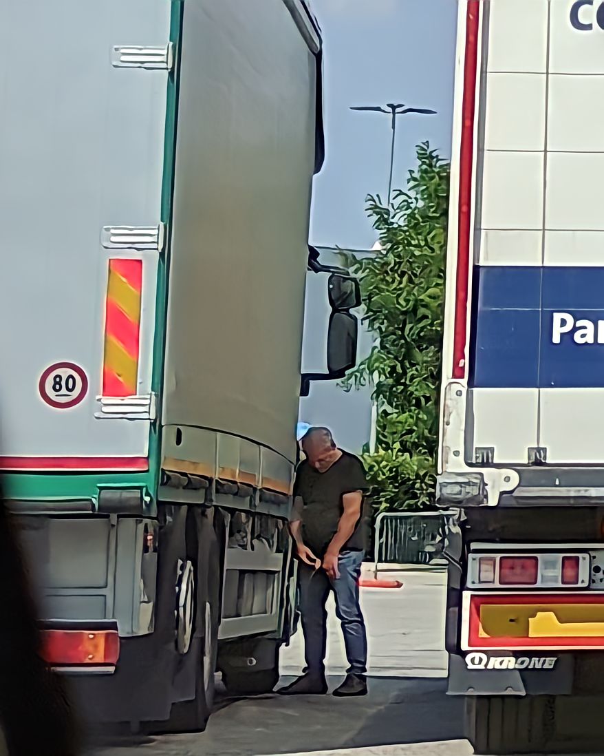 JohnBosley78's tweet photo. Don't hold it back

#truckers #truckerlife #truckerrest #restingarea #truckerrealness #dadbod  #pissingtrucker #sexontheroad #cruising #outdoorcruising #camionisti #camioneros #camionerosgorditos #dickpic https://t.co/KHxnnB5WrY