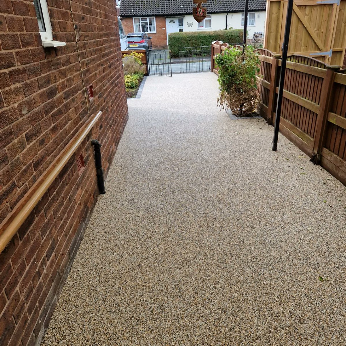 CarlPenrose's tweet photo. Another driveway transformed with UV stable resin bound, look at the difference it can make to the appearance of your home #UVstable #Resinbound #Driveways #Groundworks #Oswestry #Toffs 
Free quotes and advice toffsgroundworks@live.co.uk 07881 844920  /  01691 653769 https://t.co/1vwDLKnjYq