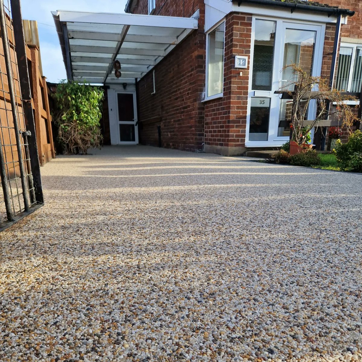 CarlPenrose's tweet photo. Another driveway transformed with UV stable resin bound, look at the difference it can make to the appearance of your home #UVstable #Resinbound #Driveways #Groundworks #Oswestry #Toffs 
Free quotes and advice toffsgroundworks@live.co.uk 07881 844920  /  01691 653769 https://t.co/1vwDLKnjYq