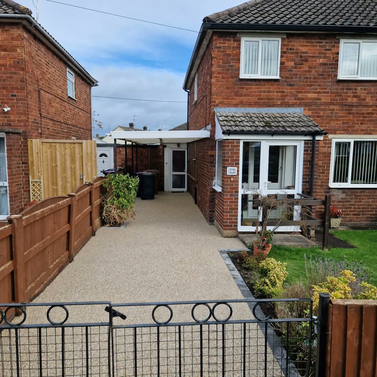 CarlPenrose's tweet photo. Another driveway transformed with UV stable resin bound, look at the difference it can make to the appearance of your home #UVstable #Resinbound #Driveways #Groundworks #Oswestry #Toffs 
Free quotes and advice toffsgroundworks@live.co.uk 07881 844920  /  01691 653769 https://t.co/1vwDLKnjYq