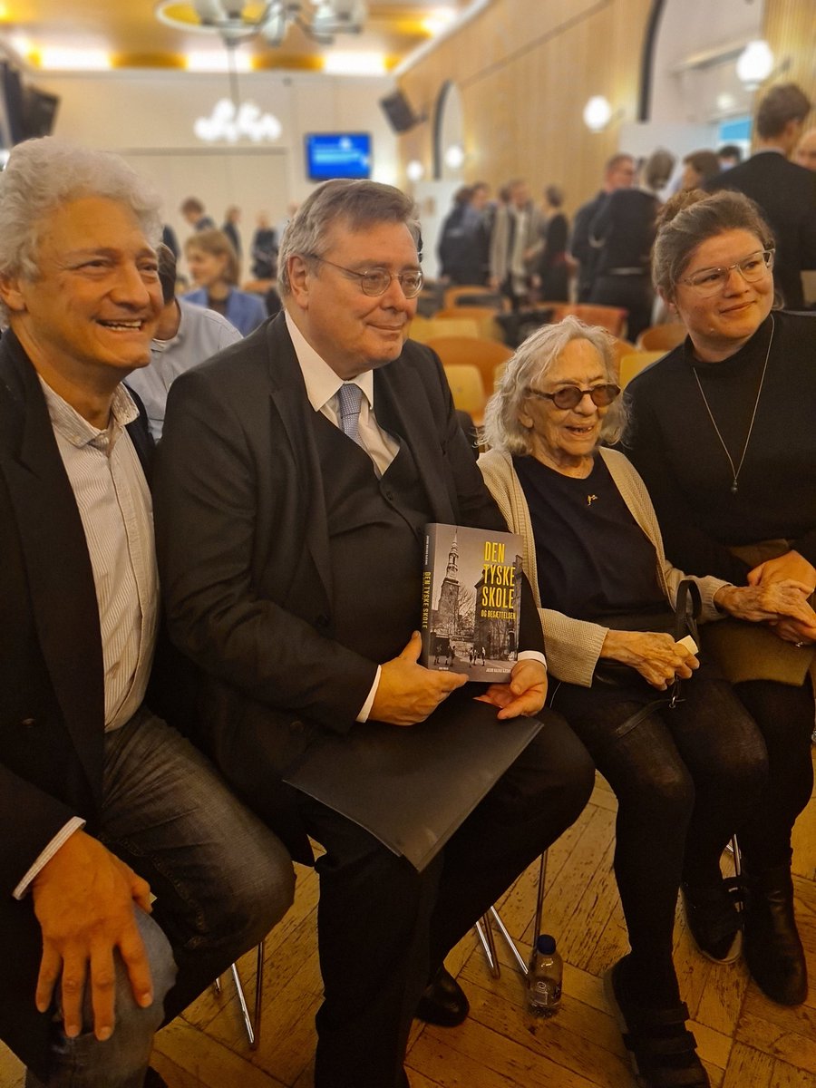 GermAmbDNK's tweet photo. Det gjorde stort indtryk at møde Bella Katznelson (99 år) til præsentation af bogen "Den Tyske Skole og besættelsen". Som jøde var hun elev på Skt. Petri 1932-34 og oplevede, hvordan nazisternes magtovertagelse i Tyskland ændrede skolen. Mere om dette i @Jacob711 vigtige 📖. https://t.co/K8hx6xb6k0