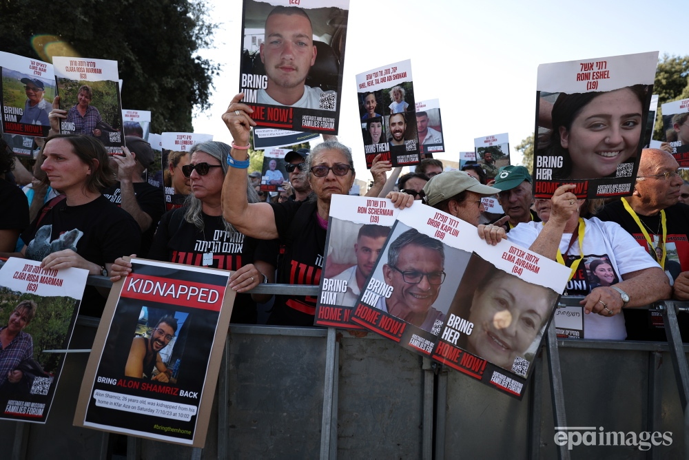 EPA_Images's tweet photo. Family members of hostages taken by Hamas demonstrate to demand the Israeli government to act for the return of their loved ones at the Israeli Knesset in Jerusalem, 06 November 2023. 📷️ EPA / Atef Safadi

#israelpalestineconflict #israel #gaza #conflict #epaimages https://t.co/w1xTIaQSVU