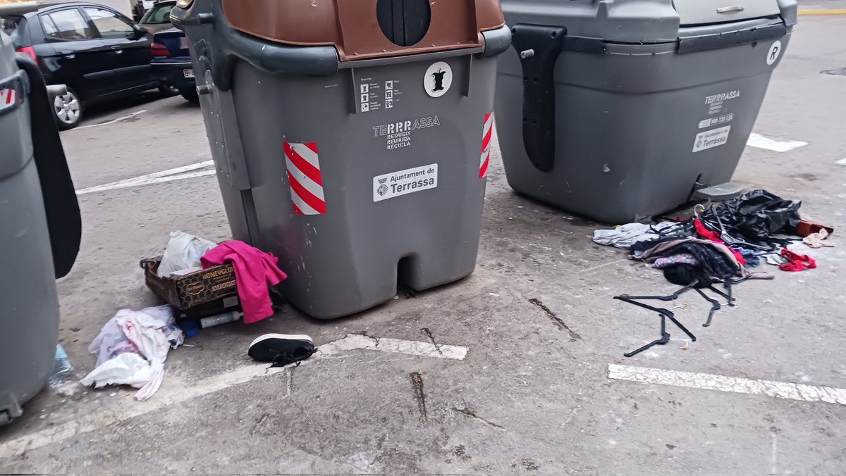 Franc_Castell's tweet photo. Carrer Girona.
El mateix punt de sempre. Davant del bar Yordano. Al nord de #Terrassa. Sant Pere Nord.

@jordi_ballart @ecoequip @EvaCandelaLopez @ajterrassa @AliciaTsMn2 @AVSantPereNord

Una vergüenza pagar impostos i viure sempre amb aquesta situació. https://t.co/CBN4n8yZdM