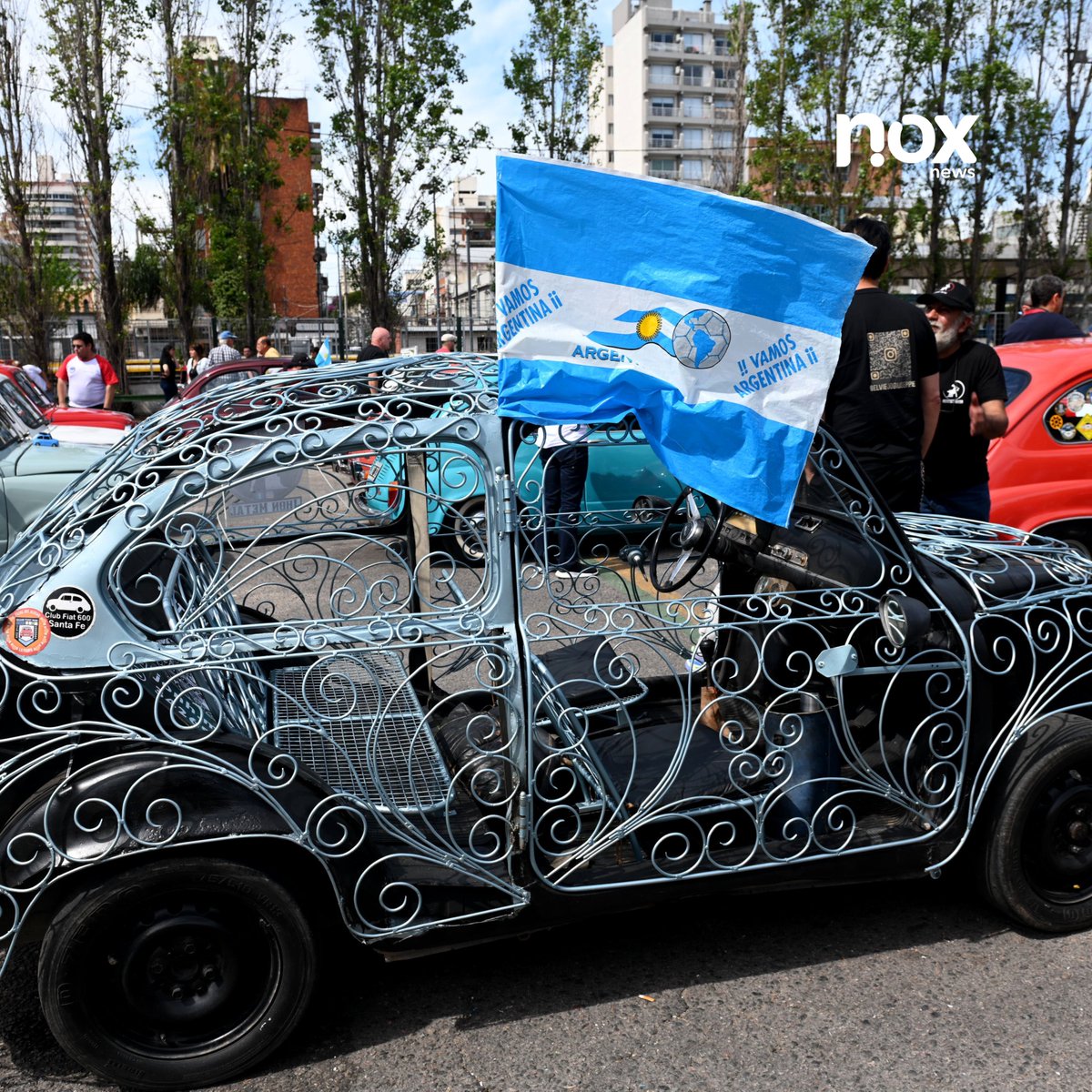 noxnewsok's tweet photo. Más de 600 "Fititos" realizaron una caravana en busca de cumplir un récord Guinness🚙

¿Qué pasó?🤔

Más de 600 Fiat 600 realizaron esta una colorida caravana que partió desde la pista del Autódromo de la Ciudad de Buenos Aires hasta el "Museo del Fitito".🤩

#Fitito #Argentina https://t.co/tokoM5CvZA