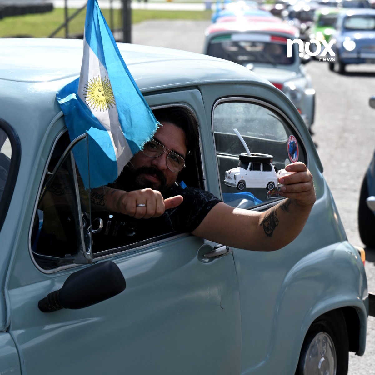 noxnewsok's tweet photo. Más de 600 "Fititos" realizaron una caravana en busca de cumplir un récord Guinness🚙

¿Qué pasó?🤔

Más de 600 Fiat 600 realizaron esta una colorida caravana que partió desde la pista del Autódromo de la Ciudad de Buenos Aires hasta el "Museo del Fitito".🤩

#Fitito #Argentina https://t.co/tokoM5CvZA