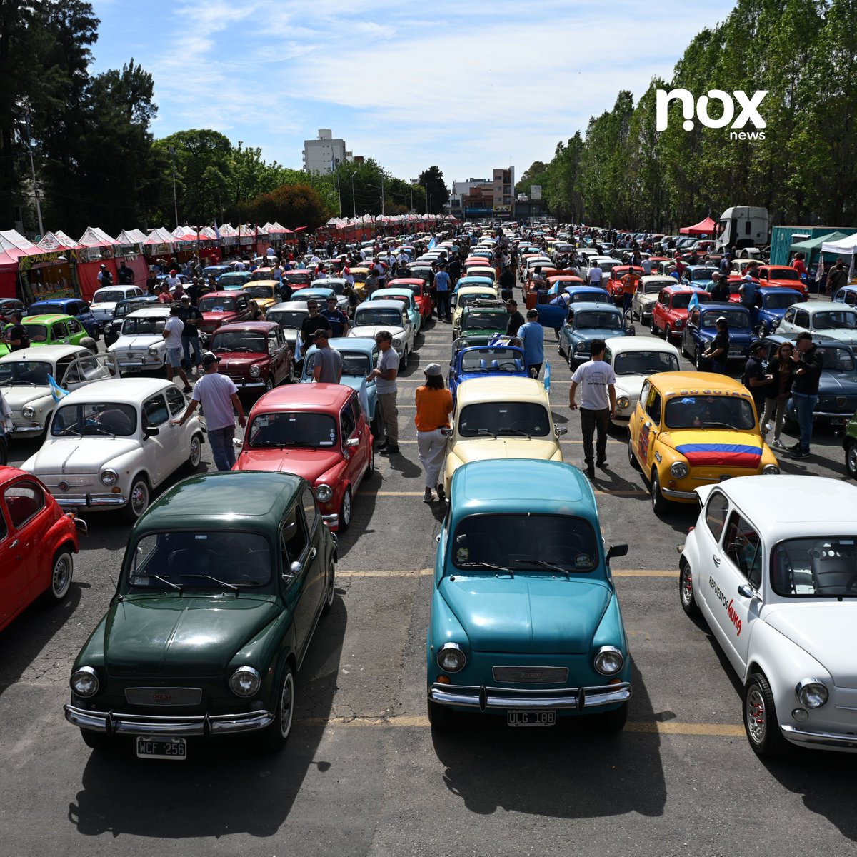 noxnewsok's tweet photo. Más de 600 "Fititos" realizaron una caravana en busca de cumplir un récord Guinness🚙

¿Qué pasó?🤔

Más de 600 Fiat 600 realizaron esta una colorida caravana que partió desde la pista del Autódromo de la Ciudad de Buenos Aires hasta el "Museo del Fitito".🤩

#Fitito #Argentina https://t.co/tokoM5CvZA