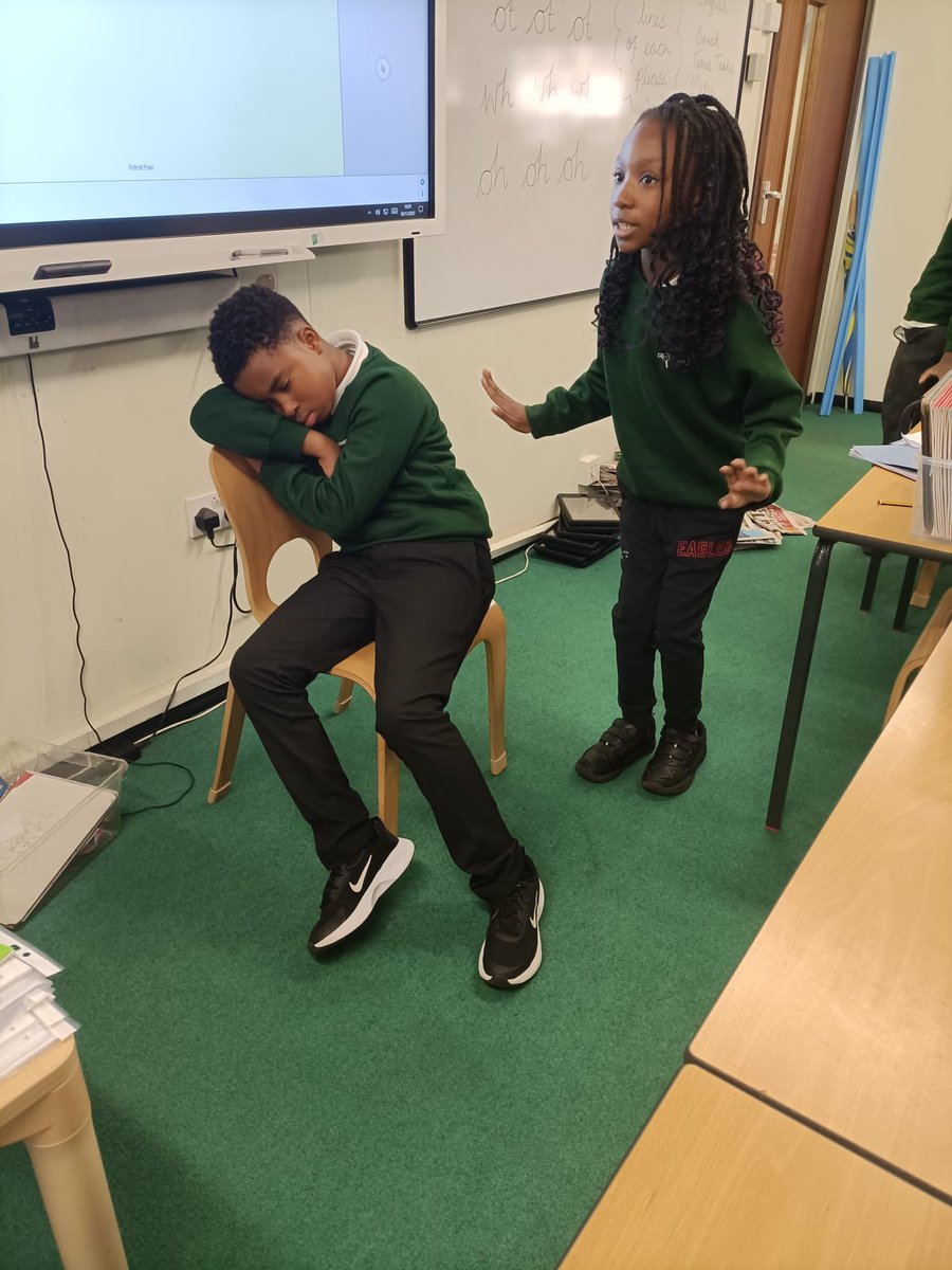 Discovery_Y4's tweet photo. Birdwatching 👁️: Buzzard, Falcon and Kestrel 🦅
In English today, we continued to read our core text ‘The Great Kapok Tree’ and used drama 🎭 to get into the role of the different animal characters🌳🐍 🐒🐸🦗🐆🦦 #Year4 #DPS #Talktotheanimals https://t.co/vvl04Funks