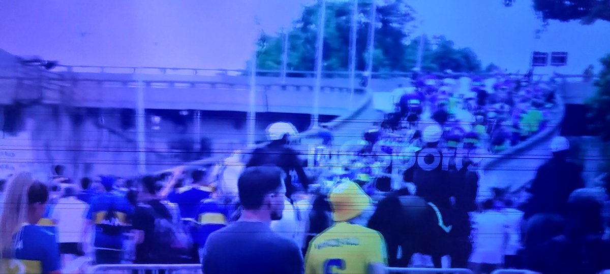 f_nando1973's tweet photo. @Sudamericana @FluminenseFC @policiabrasil todos mal, ladrones, pegaron, tiraron gas pimienta, y reprimieron a la gente q tenían sus entradas en reglas. Una vergüenza #EnBrasilNuncaMas https://t.co/u7EMkggfFA