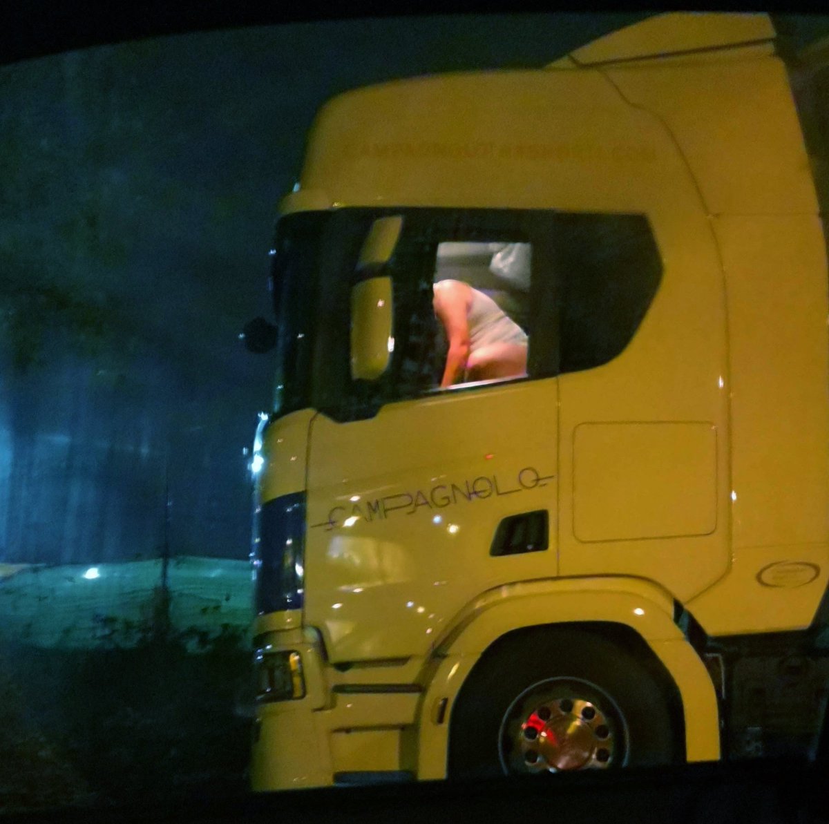 JohnBosley78's tweet photo. Latenight show

#truckers #truckerlife #truckerrest #restingarea #truckerrealness #dadbod  #pissingtrucker #sexontheroad #cruising #outdoorcruising #camionisti #camioneros #camionerosgorditos #dickpic https://t.co/P5ImKNMAZx
