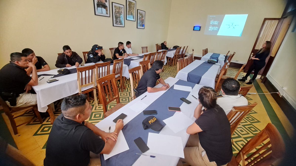 PNCdeGuatemala's tweet photo. Este día personal del Departamento de Comunicación Social participó en un taller de fortalecimiento sobre Comunicación Efectiva, que fue impartido por Crime Stoppers Gt @TuPistaGt en las instalaciones de la Dirección General de la PNC. https://t.co/8gm9VC3guO