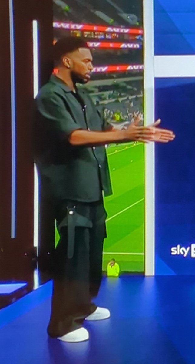 tezza_mm's tweet photo. Cut my life into pieces this my last resort 🤘 Danny thinks it's the year 2000 #numetal @SkySportsPL https://t.co/xwnmFRKf76