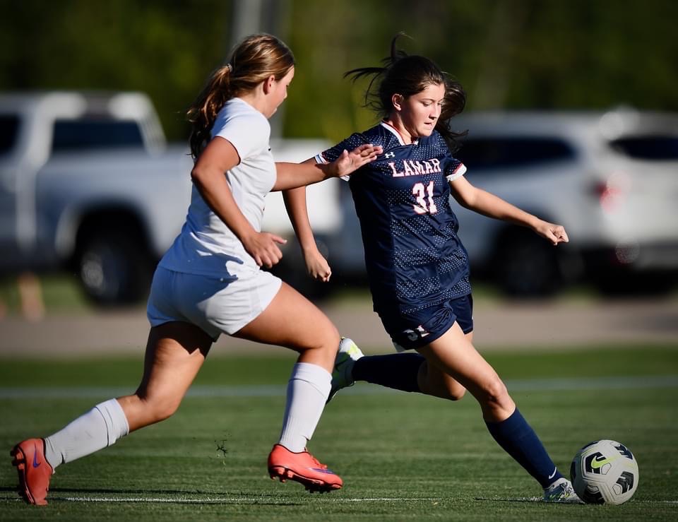 karenzmirak's tweet photo. ECNL Phoenix
Addyson Warden '25 Midfielder
10th- 10am Reach 11 Sports Complex Field #12
11th- 12pm #12
12th- 8am #9
Solid defense. Great vision of the field. 
@SRUSA_Official @UncommittedGrls @Don_K_Williams @addyson_warden https://t.co/6aj1S3sQsw