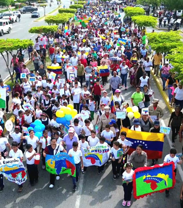 NicolasMaduro's tweet photo. Acompañados de los hombres y mujeres de los municipios Francisco Javier Pulgar y Colón del estado Zulia, dieron inicio a la campaña “Venezuela Toda”. Este #3Dic, desde cada rincón de la Patria vamos con todo a defender la Guayana. Nadie nos quitará el legado de nuestros Padres Libertadores. ¡Vamos Venezuela Toda!