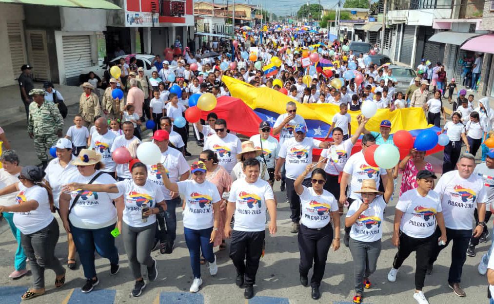NicolasMaduro's tweet photo. Acompañados de los hombres y mujeres de los municipios Francisco Javier Pulgar y Colón del estado Zulia, dieron inicio a la campaña “Venezuela Toda”. Este #3Dic, desde cada rincón de la Patria vamos con todo a defender la Guayana. Nadie nos quitará el legado de nuestros Padres Libertadores. ¡Vamos Venezuela Toda!