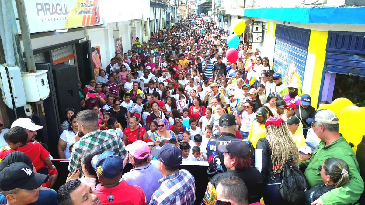 NicolasMaduro's tweet photo. Acompañados de los hombres y mujeres de los municipios Francisco Javier Pulgar y Colón del estado Zulia, dieron inicio a la campaña “Venezuela Toda”. Este #3Dic, desde cada rincón de la Patria vamos con todo a defender la Guayana. Nadie nos quitará el legado de nuestros Padres Libertadores. ¡Vamos Venezuela Toda!