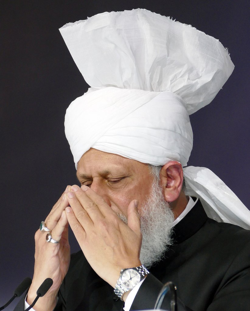 Moon_Rafiq_90's tweet photo. #VoicesforPeace “According to my beliefs, it is not possible to fufil the rights of Allah the Almighty or attain his nearness without fulfilling the rights of his human beings and creation.” - (Caliph of Messiah) https://t.co/essdUO9mZv