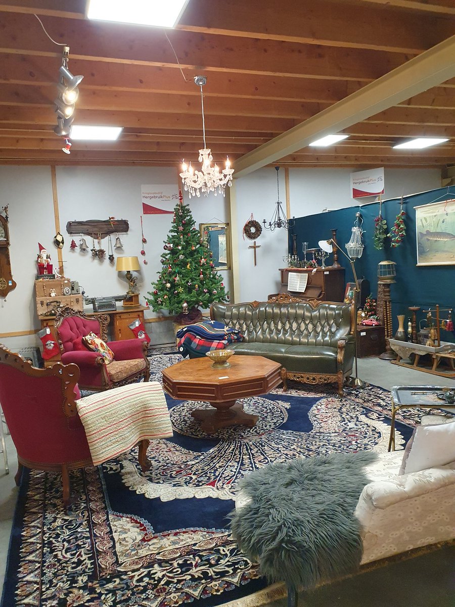 Gwright21440911's tweet photo. Christmas vibes at work #Triftstore https://t.co/QI67eACN8E