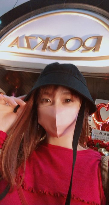 浅草ロック座見てきました❣️ 年末らしい気持ちがあったかくなるようなとっても素敵な公演でした🥰❗️私は3rdに出演します❗️どの景かなぁ🤔 東寺の準備に追われて毎日時間が足りず毎日焦りまくりな日々を過ごしてましたがとてもいい時間を過ごせました。 やっぱりストリップって楽しいなぁと思いました🥰