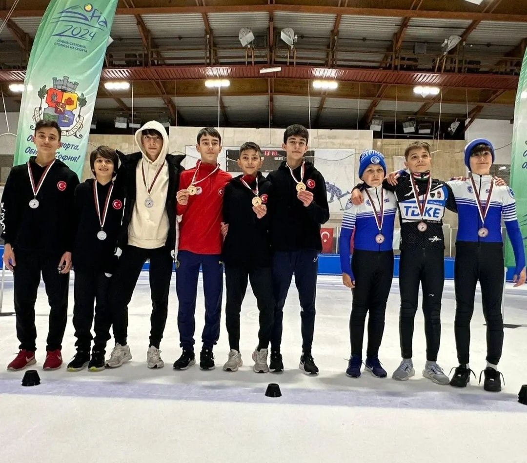 emireflal2011's tweet photo. 3-5 Kasım 2023 tarihleri arasında Bulgaristan yapılan ve 7 ülkeden 107 sporcunun katıldığı Sofia Open Short Track Danubia 2 yarışmasında TOHM sporcularımız Emir Kaner Aydın,İlyas Karadağ ve Yusuf Miraç Uludağ  junior C/D kategorisinde Ülkemiz adına takım olarak birinci olmuşlardı https://t.co/DeCS9QX68S