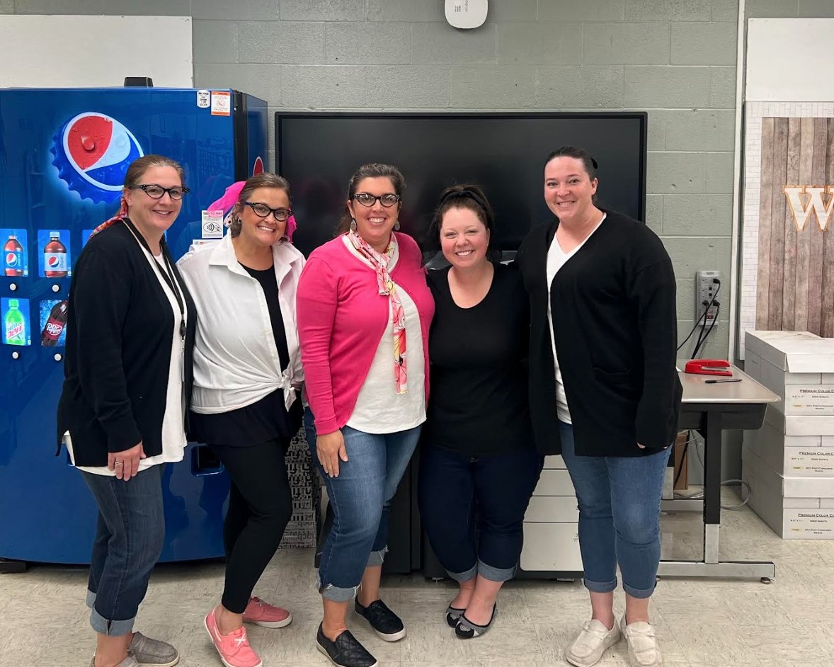 pleasantlocal's tweet photo. 🕺 Kindergarten turned into a time machine for the 50th day of school last week! Our wonderful teachers took their students back to the fabulous 1950s! 🎉 You make learning an unforgettable journey! 🌟 🎶 #SpartansAdvance https://t.co/SNBq7k0rRz