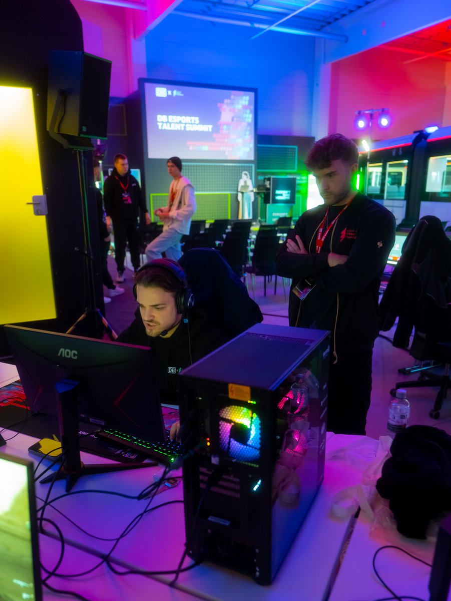 snowntzz's tweet photo. Thx for having me this weekend @EsportsPlayerF1 . Had a lot of fun and gained a lot of experiences. Keep it on! 🎮🔥 https://t.co/JajaHLSky9