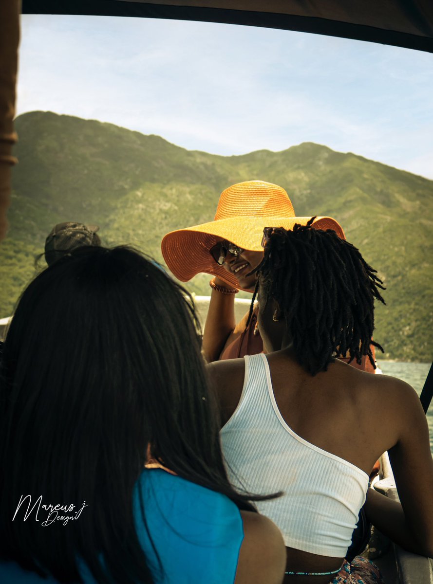DesignMareus's tweet photo. A visit to Cadras with Ayiti booking🚤This beach is known for its crystal-clear waters 🌊 and white sand. Looking at the mountain in the background is truly magnificent.🏔
by @DesignMareus 📸 https://t.co/ShsUUZ1nrG