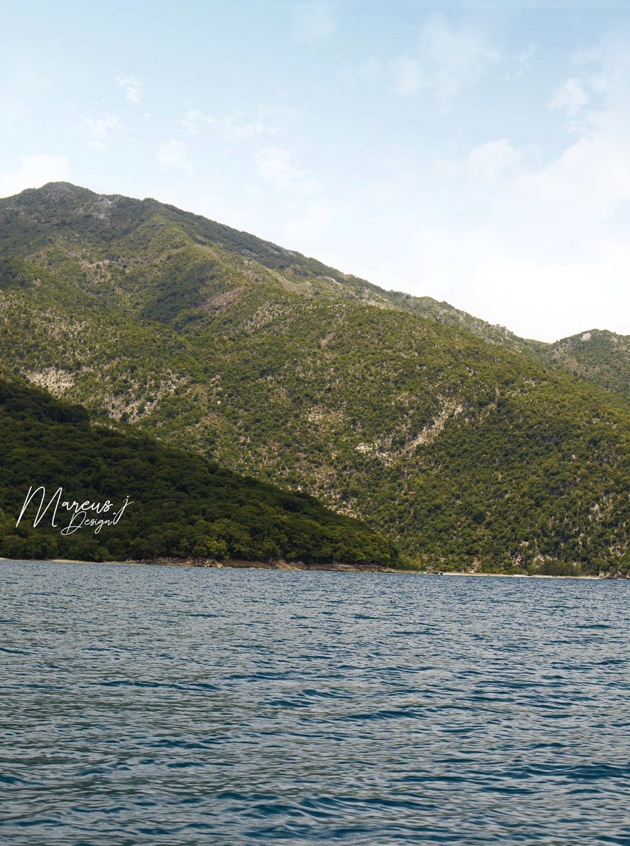 DesignMareus's tweet photo. A visit to Cadras with Ayiti booking🚤This beach is known for its crystal-clear waters 🌊 and white sand. Looking at the mountain in the background is truly magnificent.🏔
by @DesignMareus 📸 https://t.co/ShsUUZ1nrG