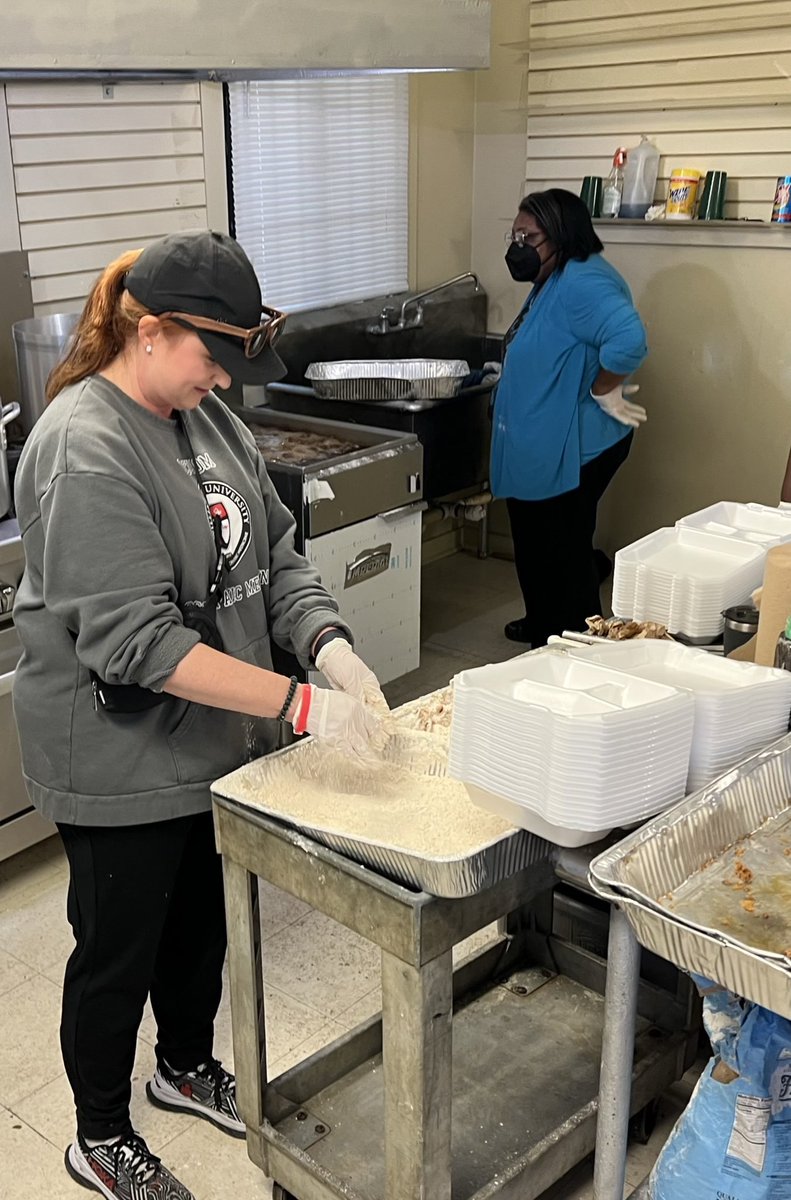 WCUCOMDO's tweet photo. On Sat. we had the opportunity to assist Mt. Carmel Baptist Church by preparing meals and performing health screenings for the homeless. Serving our community is at the heart of our mission and we are honored to partner with orgs to help those in need. https://t.co/TjfIAVUliT