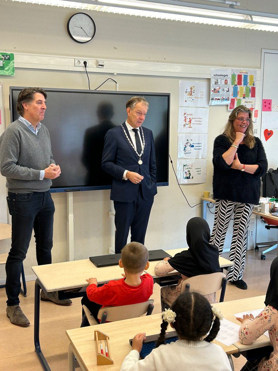 Hoog bezoek in de Taaklas van Baarn de burgermeester en de wethouder op bezoek! #samen #betrokken #iederkindheeftrechtoponderwijs <a href="/BmBaarn/">Burgemeester Röell</a> <a href="/HugoprakkeD66/">Hugo Prakke</a> <a href="/STEemVallei/">Stichting Eem-Vallei Educatief</a>