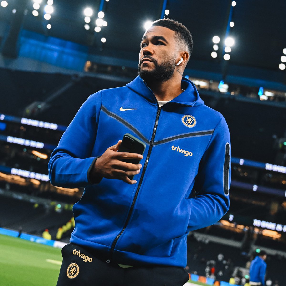 FabrizioRomano's tweet photo. ⚪️ Spurs starting XI: Vicario; Porro, Romero, van de Ven, Udogie; Bissouma, Sarr; Kulusevski, Maddison, Johnson; Son.

🔵 Chelsea starting XI: Sanchez; Reece James, Disasi, Silva, Colwill; Enzo, Caicedo, Gallagher; Palmer, Sterling, Jackson. https://t.co/fqmkT52JDe
