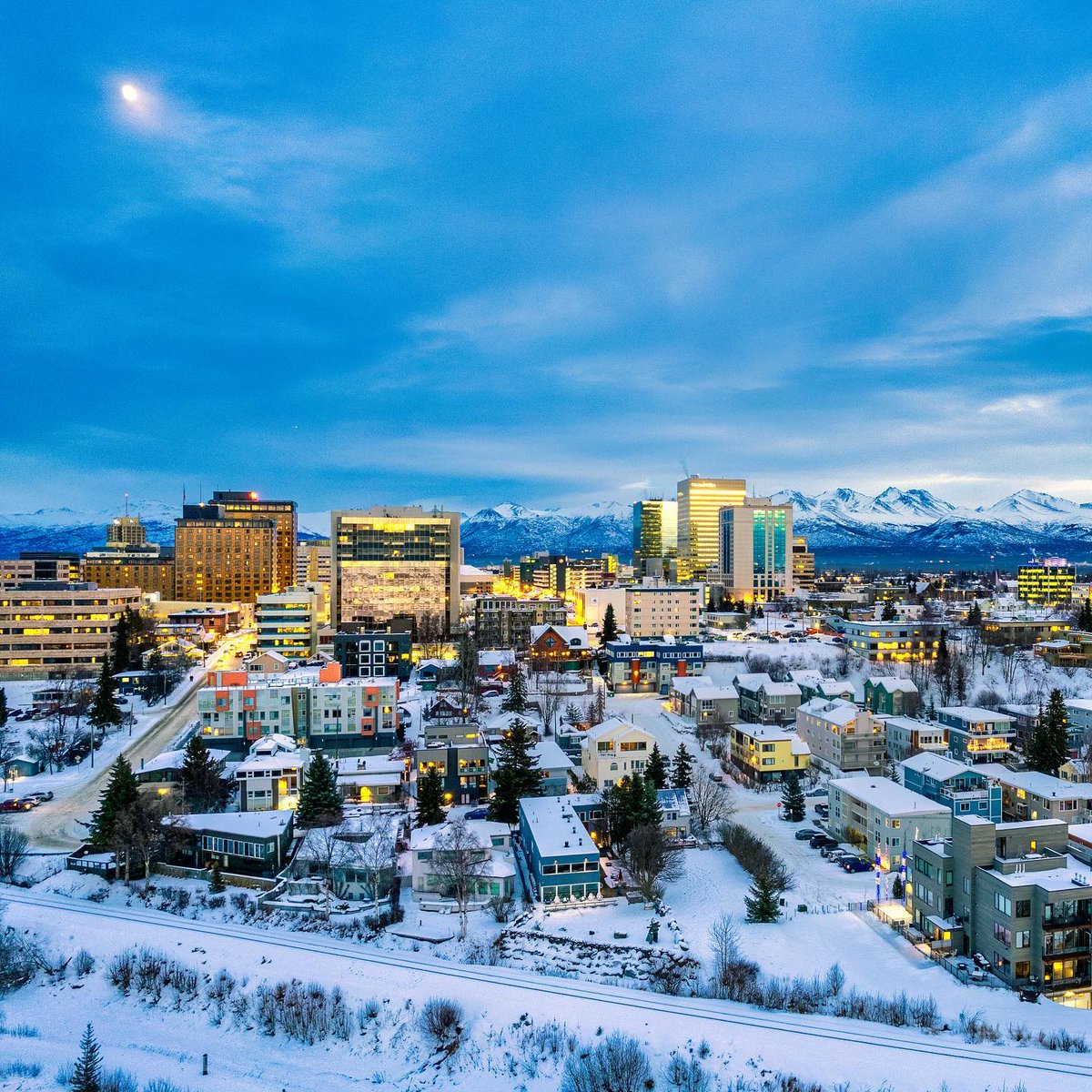 We are excited to announce that Anchorage is a nominee for Best Destination for Snow by USA TODAY 10Best Readers' Choice Awards. Vote here: bit.ly/3MxVneN

📸- IG user @inzanephotography