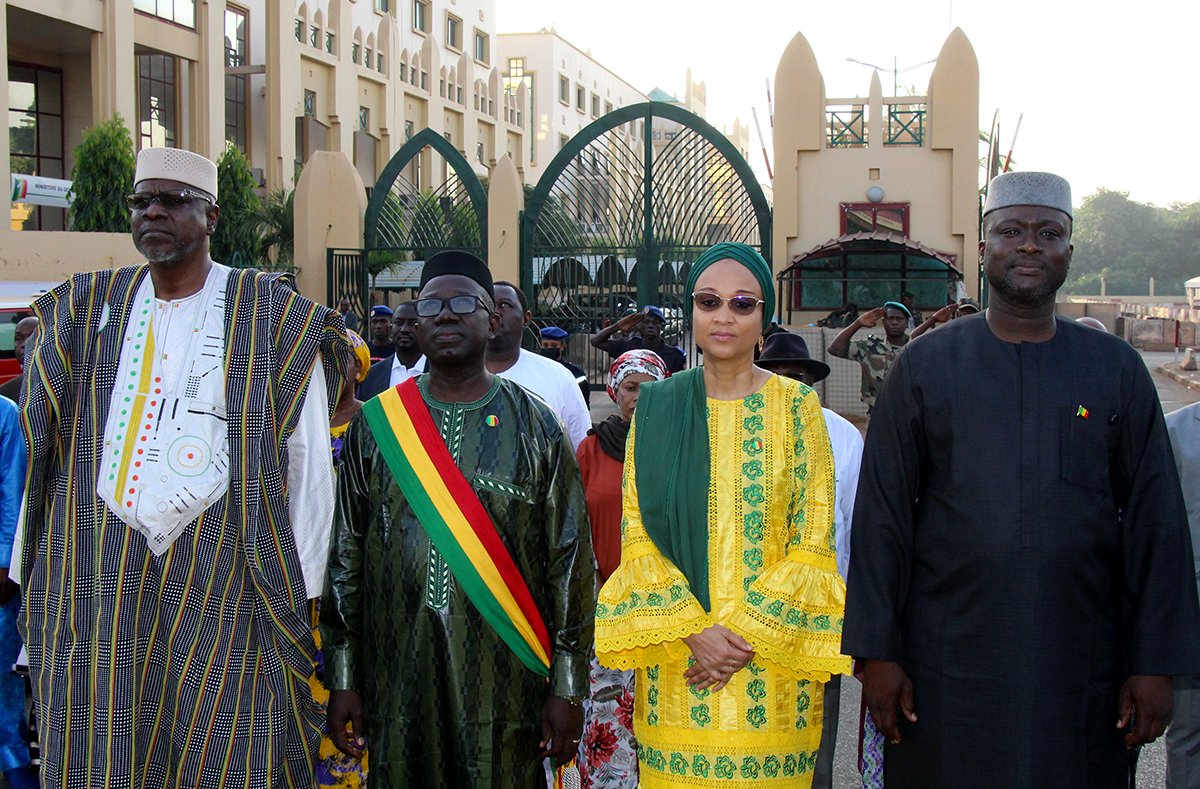 MenefpMali's tweet photo. Ce matin, Mme @bagami_traore a participé à la montée des couleurs devant la #Citad aux côtés de ses collègues de la Jeunesse &amp; des Sports &amp; de celui de l'Elevage &amp; de la Pêche. Cette tradit° patriotique instaurée par les autorités de la Transit° se tient chaque 1er lundi du mois https://t.co/EK7TRYfUuj