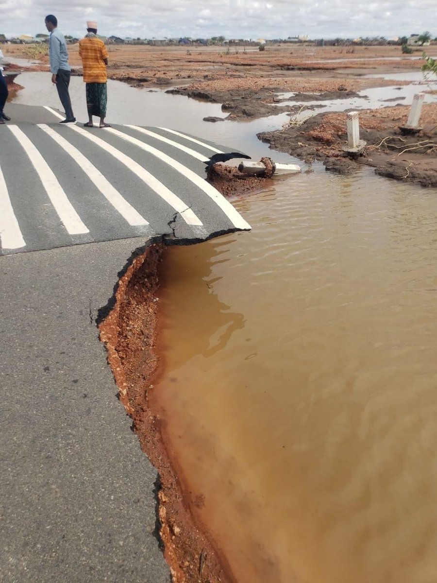 DonaldBKipkorir's tweet photo. To add to what my friend @RobertAlai has posted on the current state of Garissa - Modogashe Road, the 145 KM road was built at a cost of us$134.5m ( now about Kshs. 20, 175, 000, 000/=): about Kshs. 140m per KM. A basic two lane tarmac road costs average Kshs. 30m. A road of Kshs. 140m per kilometer must be World 1st class road that can last 100 years! To build such road that doesn’t last ten years is open theft & corruption … The Contractor, the then Road Engineer & the then Regulators at KeNHA, KRB & Construction Authority must be arrested & forced to reimburse the money tenfold. 

This is how the road is built … And this is how a proper tarmac road is done: