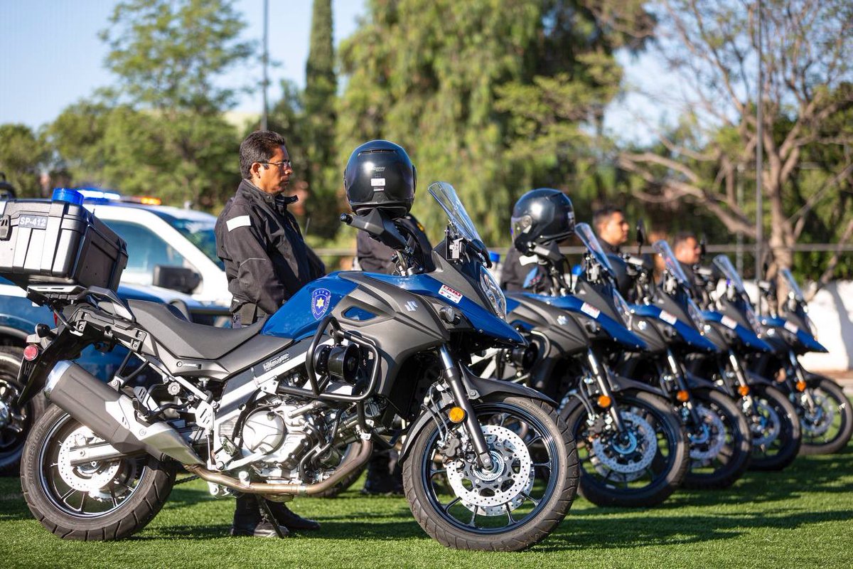 gobqro's tweet photo. Una de las prioridades de esta administración es la de mantener la paz y la seguridad en las calles y los hogares de las familias queretanas. Por eso, seguimos invirtiendo en patrullas, motocicletas, uniformes y chalecos balísticos para nuestros policías de la capital. 🚨 👮

Gracias por seguir defendiendo a #Querétaro.

https://t.co/23DY9XDK17