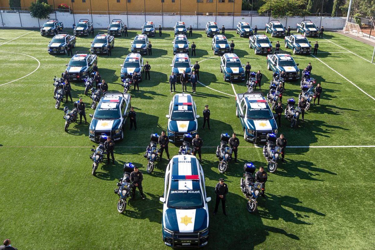 gobqro's tweet photo. Una de las prioridades de esta administración es la de mantener la paz y la seguridad en las calles y los hogares de las familias queretanas. Por eso, seguimos invirtiendo en patrullas, motocicletas, uniformes y chalecos balísticos para nuestros policías de la capital. 🚨 👮

Gracias por seguir defendiendo a #Querétaro.

https://t.co/23DY9XDK17