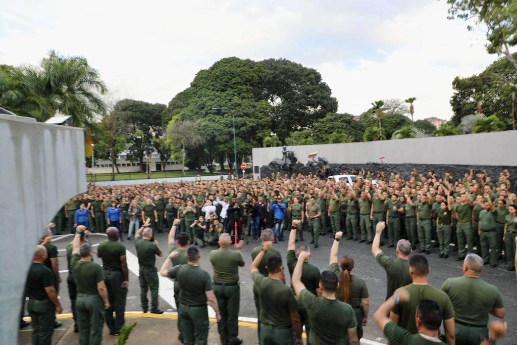 NicolasMaduro's tweet photo. Mi saludo a la querida FANB por esta gran demostración de su profundo sentimiento nacional y patriotismo. Un trote militar en defensa del Esequibo y nuestra soberanía. ¡Venezuela es territorio de Paz! Sigamos unidos por la defensa de nuestra integridad territorial. https://t.co/ZBQ5wS1LWw