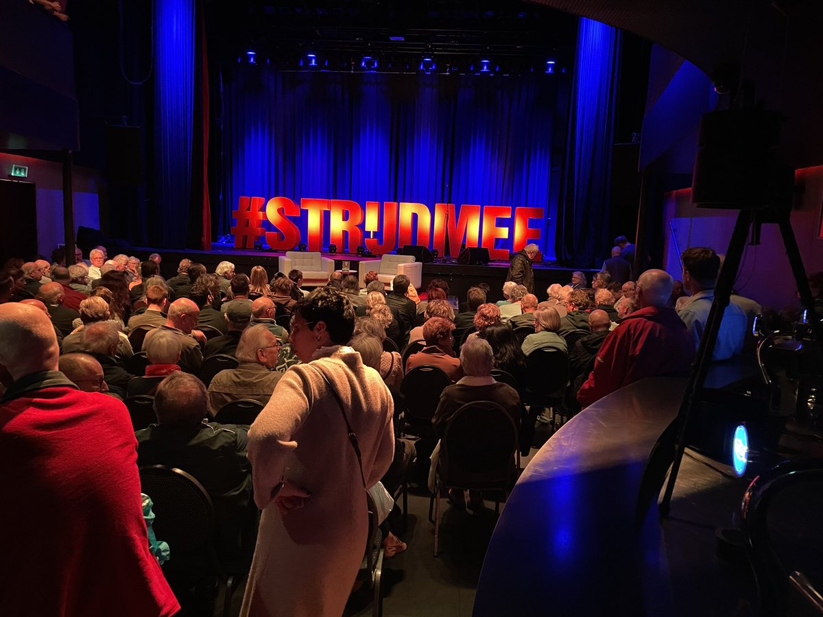 SPHelmond's tweet image. We zijn los!
Stampvol!
Kijk mee:
#Lilian #boekpresentatie #Helmond #SPHelmond 

m.facebook.com/events/s/live-…