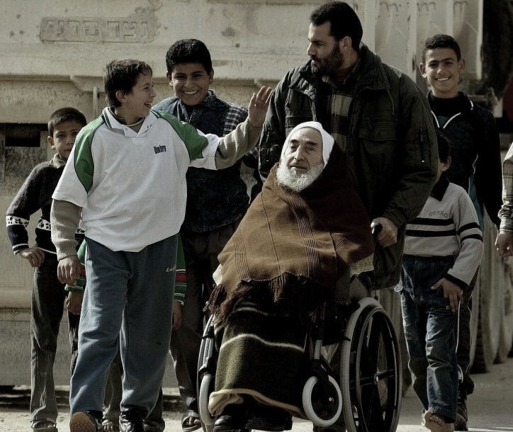 MoGaza15's tweet photo. - أخبرني عن غزة ؟
يسألُني عن كونٍ من النُّدرة، لا يمكن لأسئلة العالمِ أن تُجيبَ عليه، فكل ّ ما في غزة عنيدٌ حدّ الاستعصاء، فلا تقوى على فهمه إلّا إذا كنتَ من أهلِ عزيمةٍ حرّكت في القِدَمِ قعيدًا فصنع ثورة ! https://t.co/hZnlqyKJoa
