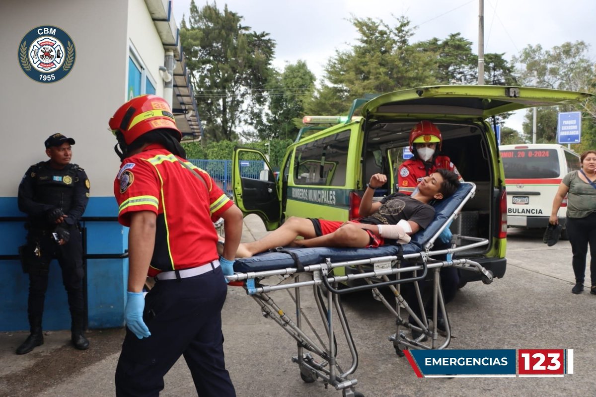 bomberosmuni's tweet photo. #CbmInforma | #Electrizado
Sector 5 Lote 25 Villas del Milagro Zona 0 Chinautla.
Un menor de 16 años de edad recibió una descarga eléctrica eso cuando volaba su barrilete el cual toco un cable de alta tensión, el personal de @bomberosmuni efectúan traslado al @HRooseveltGT. https://t.co/m0ViB8Nvtw