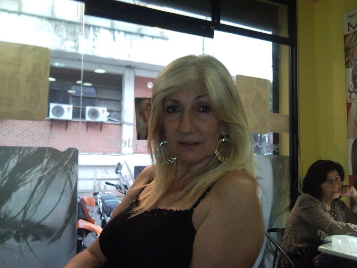 Vuelvo a acudir a la solidaridad y el apoyo de todos ustedes. Mi mamá ya se había sometido a lo que se pensaba iban a ser las últimas intervenciones para ya estar tranquila y olvidarse de tratamientos, pero el cáncer tuvo otros planes. 
Esta foto es de unos meses antes de q