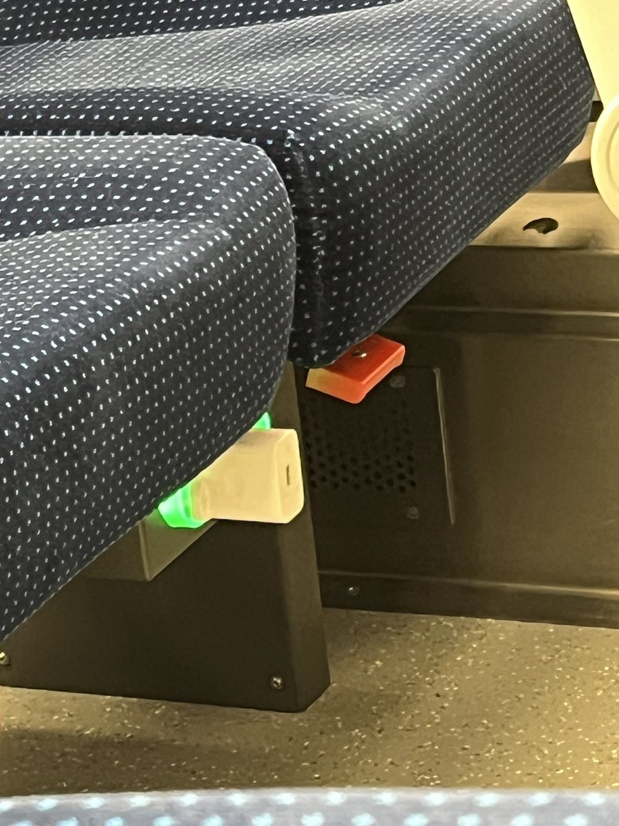 tragedia na jednym obrazku.. 

ktoś się w domu wkurwi jak się zorientuje, że ładowarka postanowiła wziąć sprawy w swoje ręce i podróżować na własną rękę XDDD