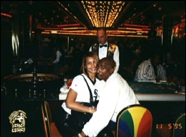 pacsidefr's tweet photo. #Tupac PhotographiΓ© π· avec Sarah Chapman Une EX de #Puffy ,π· le 5 Novembre 1995 Γ Las Vegas dans un Casino. #BossPlayer #YouClaimToBeaPlayerButIFuckedYourWife https://t.co/QronIcpT78