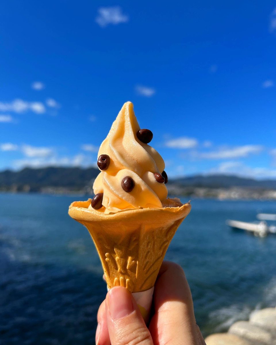 _aitsuntsun's tweet photo. #宮島 には鹿がゴッツリいるって知らなかったよ!
そしてそこらじゅうで #鹿ソフト を売っていることも。
むかーし #吉永小百合 さんが「 #奈良の春日野 」という歌を歌っていて #鹿のフン に言及していたのを思い出した。
#鹿ちゃんソフト #広島みかんソフトクリーム #deerpoop #deerpoopicecream https://t.co/MK3ojlxMh8