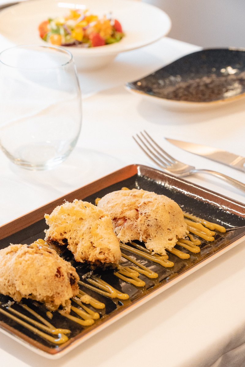 Nuestros Pimientos Rellenos de Bacalao son simplemente magia. 🪄 

Y nosotros estamos deseando que probéis las obras maestras de sabores de nuestro equipo de cocina. 🍽️ 

lajaranataberna.com

#LaJaranaTaberna #LasalaPlazaHotel