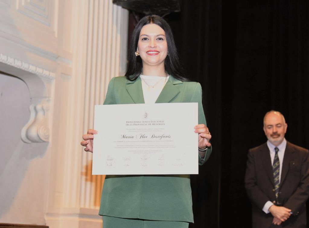 MFlorDestefanis's tweet photo. Recibí el diploma como Intendenta reelecta de @SantaRosa_Mza de la junta electoral de la provincia. 

Renuevo mi agradecimiento a todos los santarrosinos que confiaron en mí para seguir gobernando nuestro lugar. Vamos por 4 años mas transformando  Santa Rosa junto a @SergioMassa https://t.co/bIy0gNIZ0G