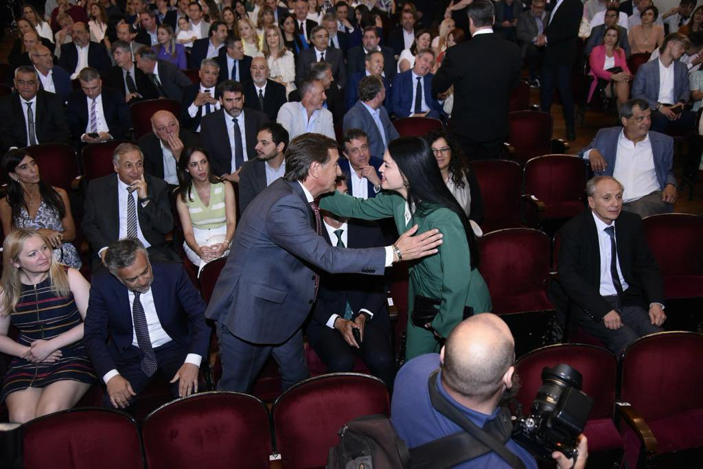 MFlorDestefanis's tweet photo. Recibí el diploma como Intendenta reelecta de @SantaRosa_Mza de la junta electoral de la provincia. 

Renuevo mi agradecimiento a todos los santarrosinos que confiaron en mí para seguir gobernando nuestro lugar. Vamos por 4 años mas transformando  Santa Rosa junto a @SergioMassa https://t.co/bIy0gNIZ0G